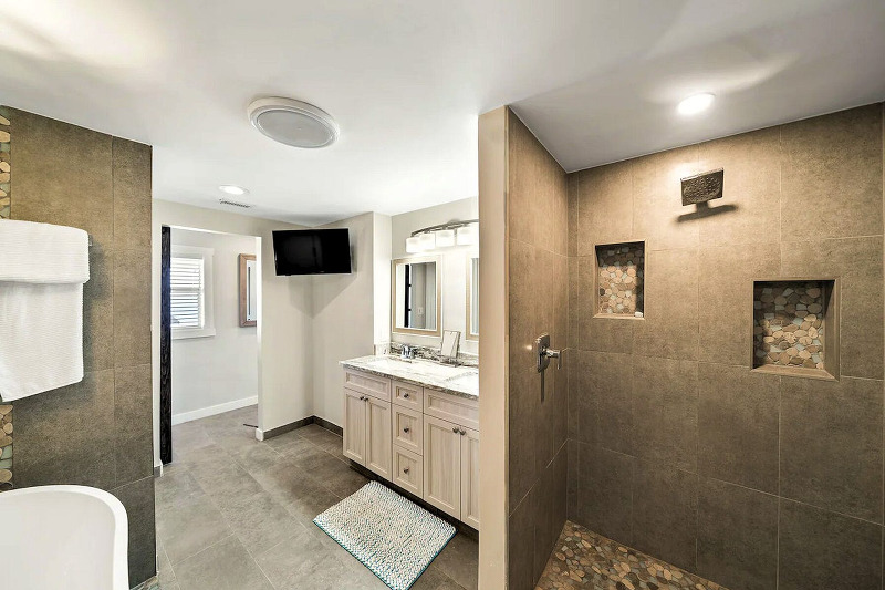 King Suite walk-in shower and large bathtub. 